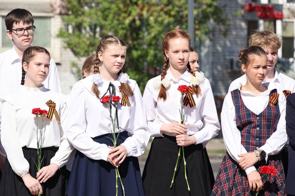 В преддверии 9 Мая депутат, руководитель аппарата Законодательного Собрания Максим Ребров вместе с юнармейцами, школьниками и курсантами Речного училища возложил цветы к памятному бюсту Георгия Константиновича Жукова В преддверии 9 Мая депутат, руководитель аппарата Законодательного Собрания Максим Ребров вместе с юнармейцами, школьниками и курсантами Речного училища возложил цветы к памятному бюсту Георгия Константиновича Жукова
