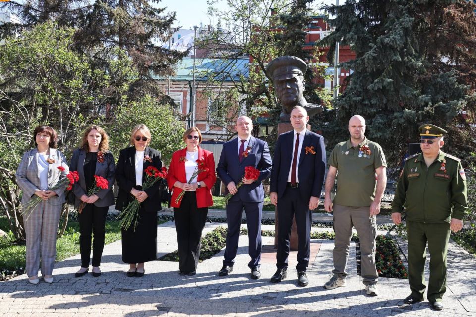 В преддверии 9 Мая депутат, руководитель аппарата Законодательного Собрания Максим Ребров вместе с юнармейцами, школьниками и курсантами Речного училища возложил цветы к памятному бюсту Георгия Константиновича Жукова В преддверии 9 Мая депутат, руководитель аппарата Законодательного Собрания Максим Ребров вместе с юнармейцами, школьниками и курсантами Речного училища возложил цветы к памятному бюсту Георгия Константиновича Жукова