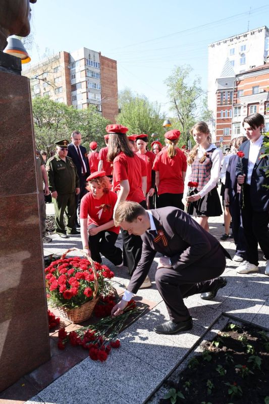 В преддверии 9 Мая депутат, руководитель аппарата Законодательного Собрания Максим Ребров вместе с юнармейцами, школьниками и курсантами Речного училища возложил цветы к памятному бюсту Георгия Константиновича Жукова В преддверии 9 Мая депутат, руководитель аппарата Законодательного Собрания Максим Ребров вместе с юнармейцами, школьниками и курсантами Речного училища возложил цветы к памятному бюсту Георгия Константиновича Жукова
