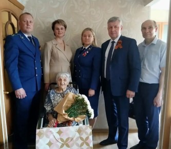 Работники прокуратуры Ленинского района г. Нижнего Новгорода навестили ветерана Великой Отечественной войны Репетилову Ефимию Петровну и поздравили с Победой