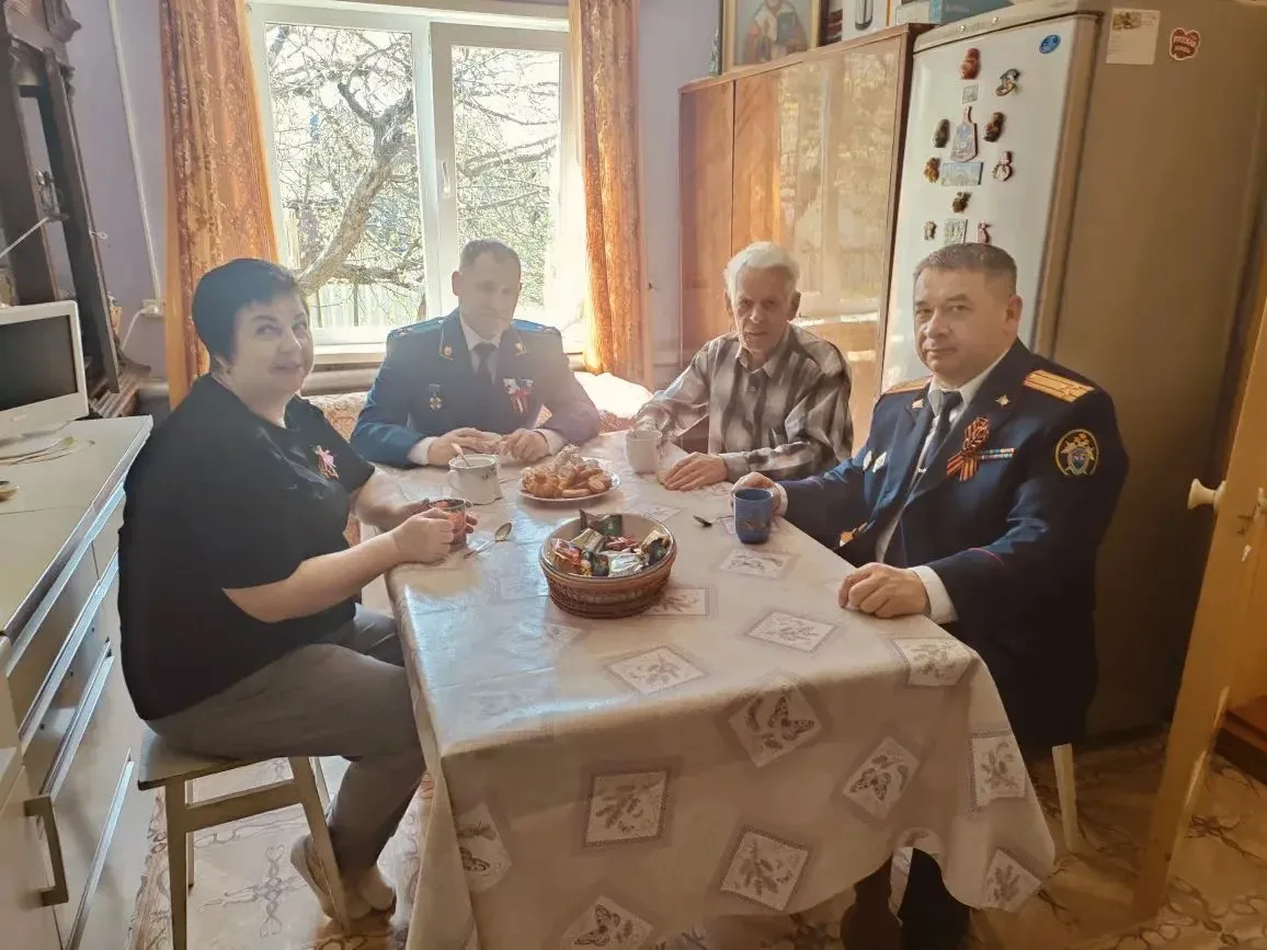 В Арзамасе работники прокуратуры поздравили ветеранов с 81-й годовщиной Победы в Великой Отечественной войне В Арзамасе работники прокуратуры поздравили ветеранов с 81-й годовщиной Победы в Великой Отечественной войне