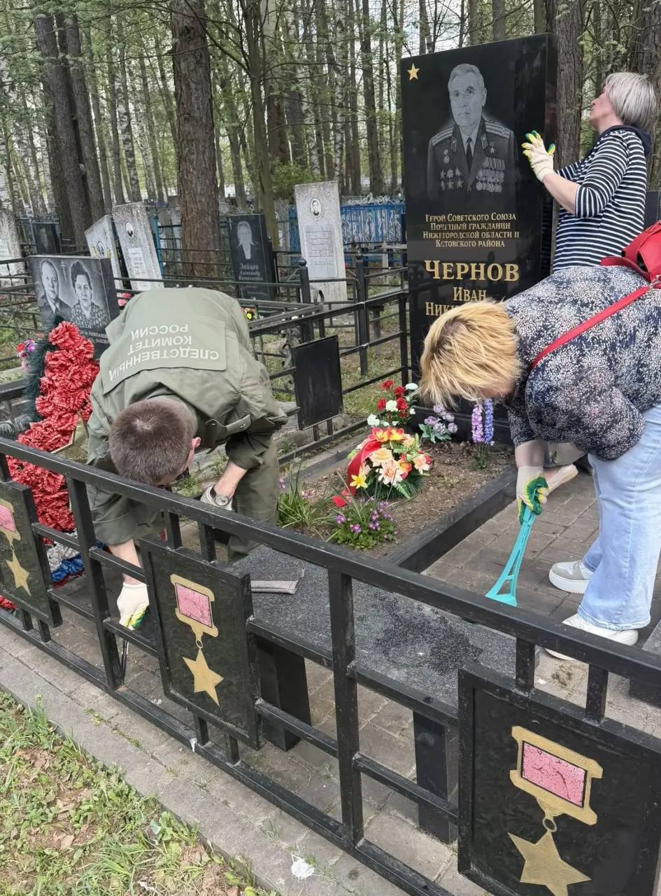 Руководитель следственного отдела по Кстовскому району регионального следственного управления благоустроил место захоронения Героя Советского Союза Руководитель следственного отдела по Кстовскому району регионального следственного управления благоустроил место захоронения Героя Советского Союза
