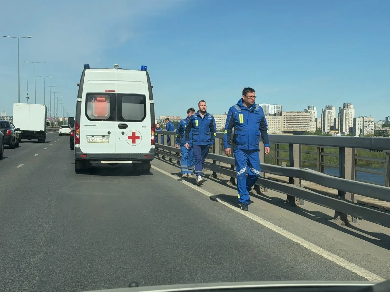 Молодой мужчина может упасть с метромоста в Нижнем Новгороде Молодой мужчина может упасть с метромоста в Нижнем Новгороде