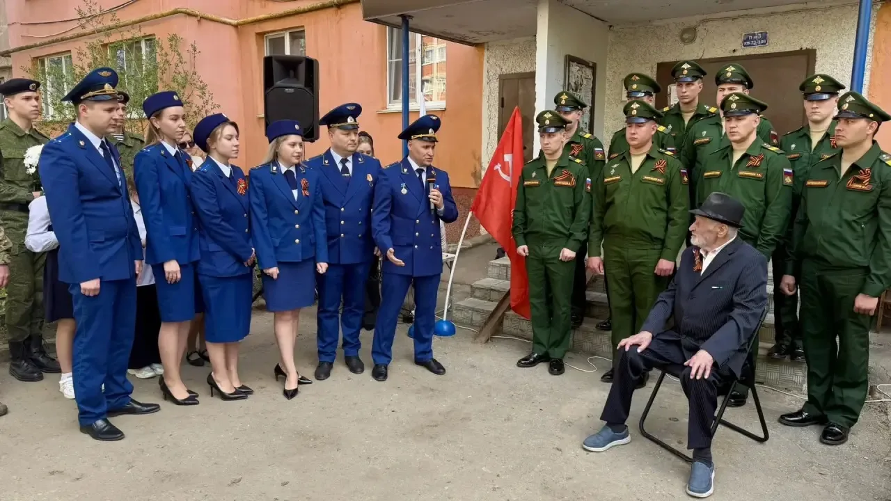 В Арзамасе работники прокуратуры поздравили ветеранов с 81-й годовщиной Победы в Великой Отечественной войне В Арзамасе работники прокуратуры поздравили ветеранов с 81-й годовщиной Победы в Великой Отечественной войне