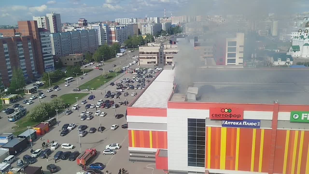 Подписчик amic.ru поделился видео с пожара в ТЦ "Праздничный" с другого ракурса