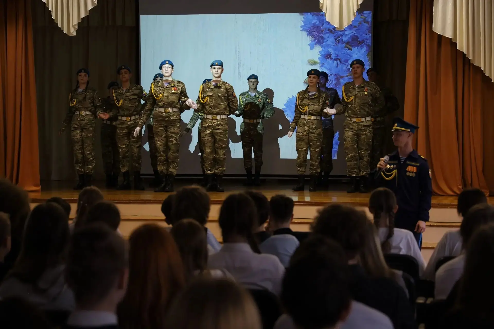 Более 500 белорусских школьников приняли участие в презентации Центра военно-патриотического воспитания и лагеря «Хочу стать десантником» в Минске Более 500 белорусских школьников приняли участие в презентации Центра военно-патриотического воспитания и лагеря «Хочу стать десантником» в Минске