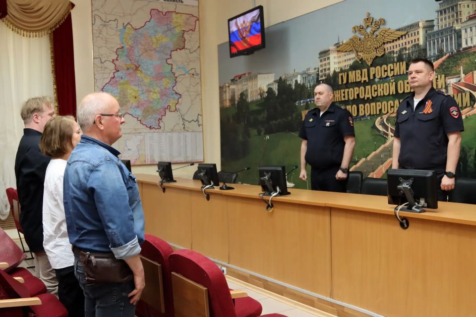 Нижегородские полицейские вручили гражданам Германии разрешения на временное проживание на территории России Нижегородские полицейские вручили гражданам Германии разрешения на временное проживание на территории России