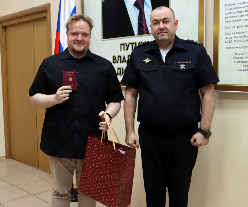 Нижегородские полицейские вручили гражданам Германии разрешения на временное проживание на территории России Нижегородские полицейские вручили гражданам Германии разрешения на временное проживание на территории России