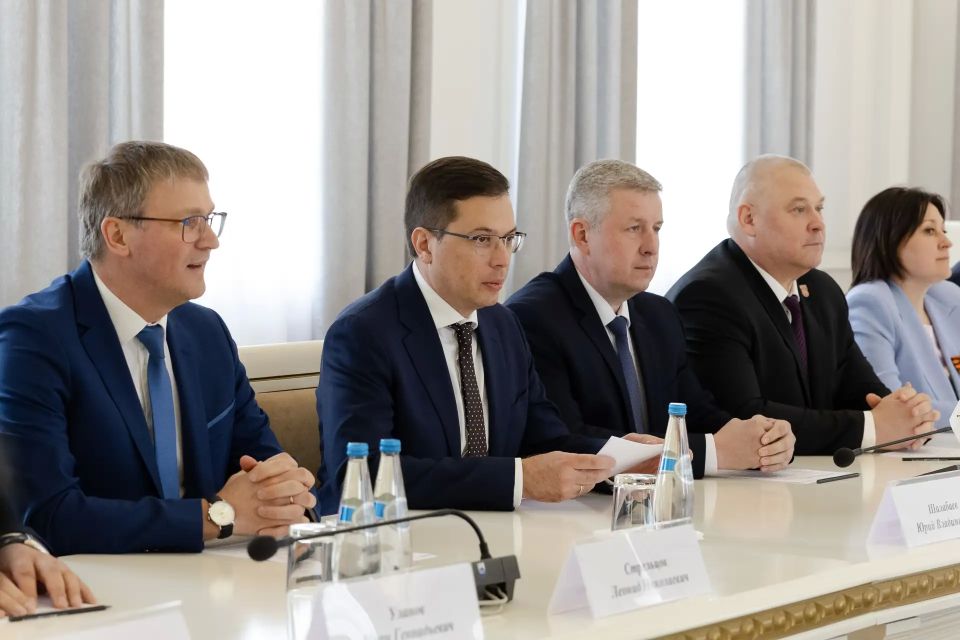 Глава Нижнего Новгорода Юрий Шалабаев и председатель Мингорисполкома Владимир Кухарев подписали новую дорожную карту сотрудничества Глава Нижнего Новгорода Юрий Шалабаев и председатель Мингорисполкома Владимир Кухарев подписали новую дорожную карту сотрудничества