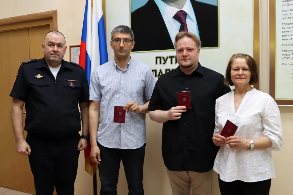 Нижегородские полицейские вручили гражданам Германии разрешения на временное проживание на территории России Нижегородские полицейские вручили гражданам Германии разрешения на временное проживание на территории России