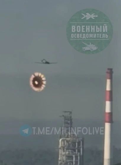 Момент срабатывания зенитной ракеты ЗРПК "Панцирь-С1" рядом с украинским дроном-камикадзе Ан-196 "Лютый" во время утреннего налета на НПЗ в городе Кстово Нижегородской области