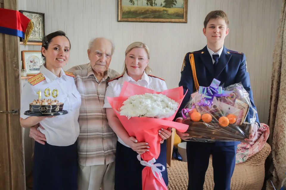 Сотрудники регионального следственного управления поздравили со 100-летним юбилеем ветерана Великой Отечественной войны Сотрудники регионального следственного управления поздравили со 100-летним юбилеем ветерана Великой Отечественной войны