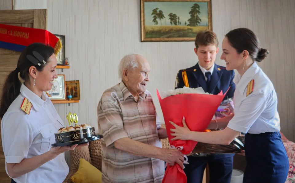 Сотрудники регионального следственного управления поздравили со 100-летним юбилеем ветерана Великой Отечественной войны Сотрудники регионального следственного управления поздравили со 100-летним юбилеем ветерана Великой Отечественной войны