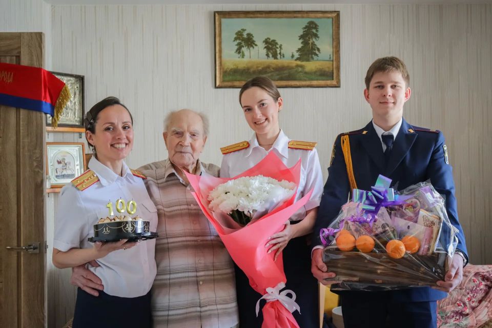 Сотрудники регионального следственного управления поздравили со 100-летним юбилеем ветерана Великой Отечественной войны Сотрудники регионального следственного управления поздравили со 100-летним юбилеем ветерана Великой Отечественной войны