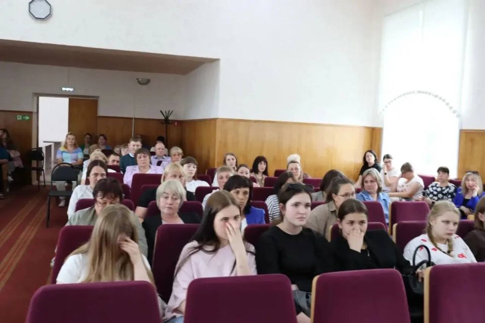 Начальник отдела по пропаганде безопасности дорожного движения УГИБДД ГУ МВД России по Нижегородской области подполковник полиции Жанна Осипова провела родительское собрание для родителей, педагогов и членов родительских... Начальник отдела по пропаганде безопасности дорожного движения УГИБДД ГУ МВД России по Нижегородской области подполковник полиции Жанна Осипова провела родительское собрание для родителей, педагогов и членов родительских...