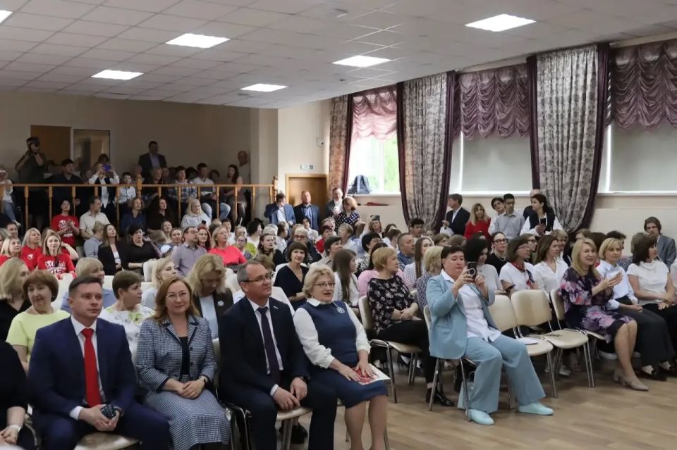 В школах Нижнего Новгорода звучат «Последние звонки» В школах Нижнего Новгорода звучат «Последние звонки»