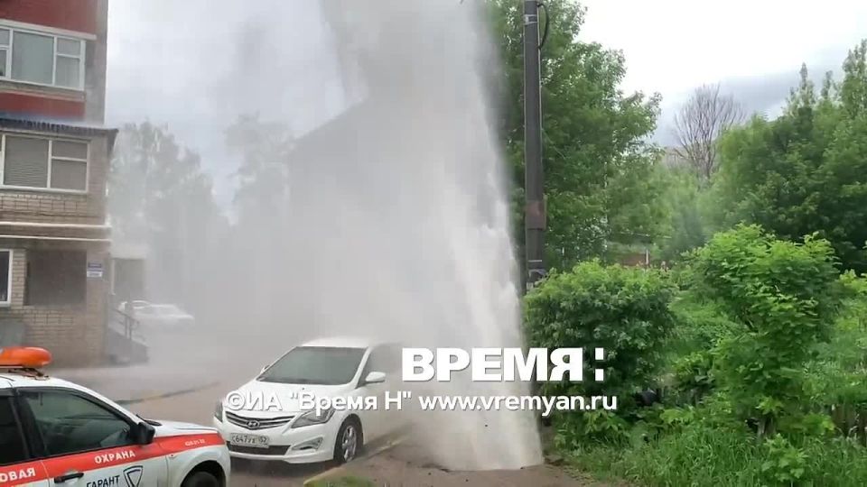 Гейзер высотой в несколько метров бьет из-под асфальта на улице Ошарской