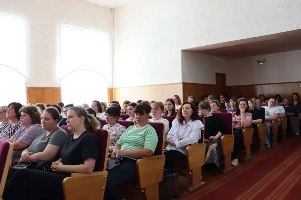 Начальник отдела по пропаганде безопасности дорожного движения УГИБДД ГУ МВД России по Нижегородской области подполковник полиции Жанна Осипова провела родительское собрание для родителей, педагогов и членов родительских... Начальник отдела по пропаганде безопасности дорожного движения УГИБДД ГУ МВД России по Нижегородской области подполковник полиции Жанна Осипова провела родительское собрание для родителей, педагогов и членов родительских...