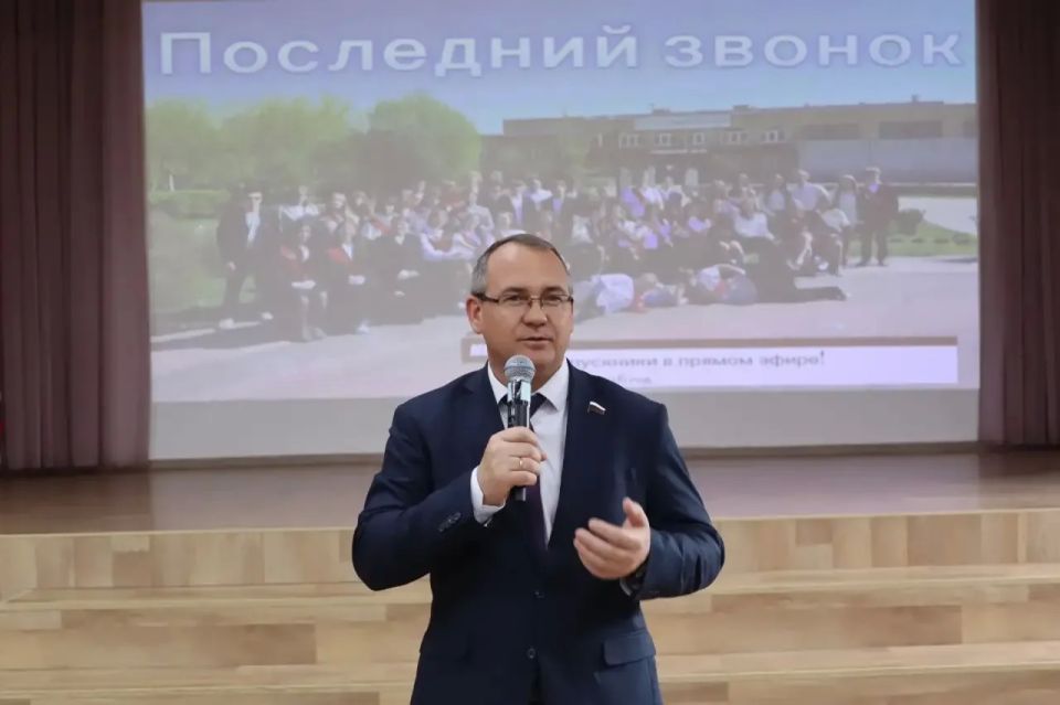 В школах Нижнего Новгорода звучат «Последние звонки» В школах Нижнего Новгорода звучат «Последние звонки»