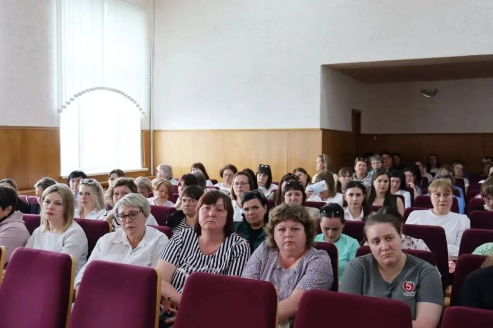 Начальник отдела по пропаганде безопасности дорожного движения УГИБДД ГУ МВД России по Нижегородской области подполковник полиции Жанна Осипова провела родительское собрание для родителей, педагогов и членов родительских... Начальник отдела по пропаганде безопасности дорожного движения УГИБДД ГУ МВД России по Нижегородской области подполковник полиции Жанна Осипова провела родительское собрание для родителей, педагогов и членов родительских...