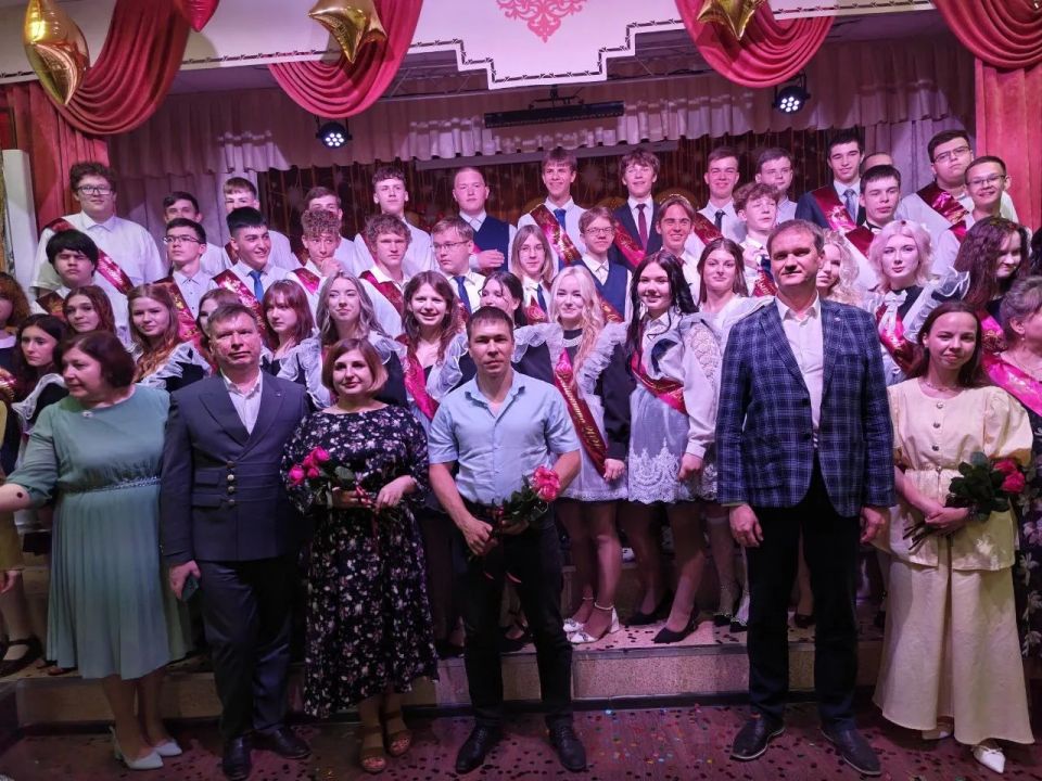 Депутаты городской Думы Нижнего Новгорода поздравили выпускников с окончанием школы Депутаты городской Думы Нижнего Новгорода поздравили выпускников с окончанием школы