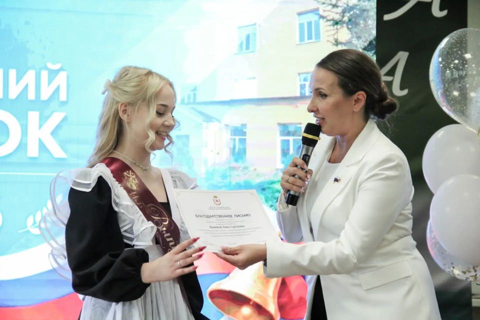 Депутаты городской Думы Нижнего Новгорода поздравили выпускников с окончанием школы Депутаты городской Думы Нижнего Новгорода поздравили выпускников с окончанием школы