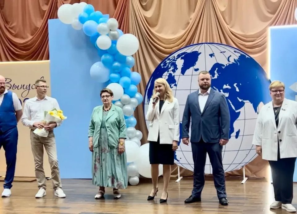 Депутаты городской Думы Нижнего Новгорода поздравили выпускников с окончанием школы Депутаты городской Думы Нижнего Новгорода поздравили выпускников с окончанием школы