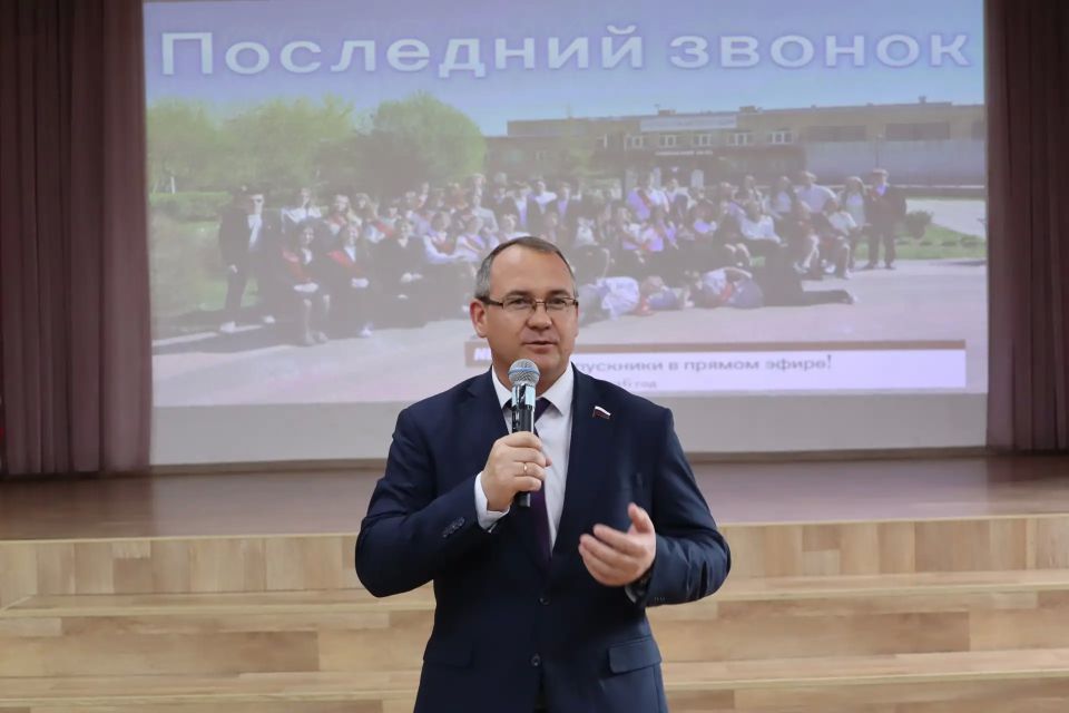 Депутаты городской Думы Нижнего Новгорода поздравили выпускников с окончанием школы Депутаты городской Думы Нижнего Новгорода поздравили выпускников с окончанием школы