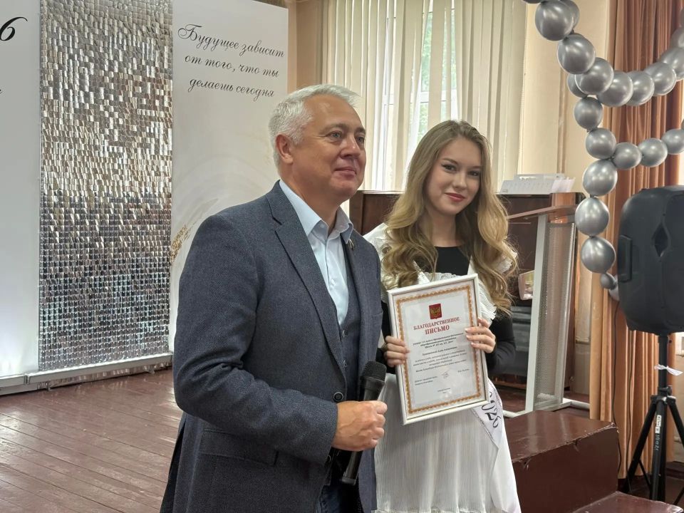 Депутаты городской Думы Нижнего Новгорода поздравили выпускников с окончанием школы Депутаты городской Думы Нижнего Новгорода поздравили выпускников с окончанием школы