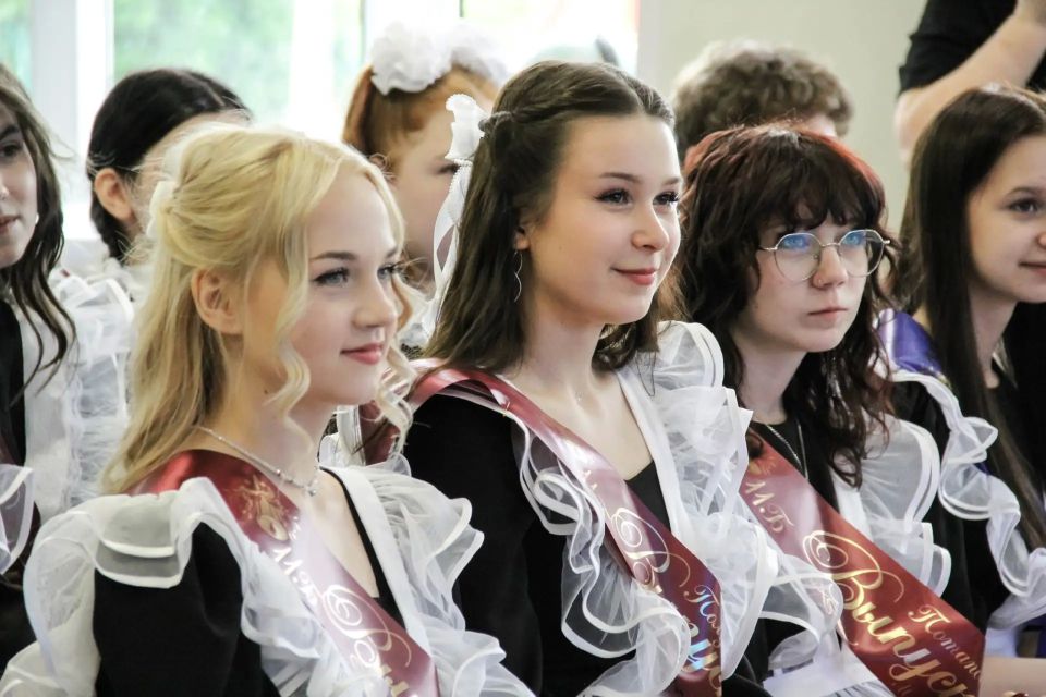 Депутаты городской Думы Нижнего Новгорода поздравили выпускников с окончанием школы Депутаты городской Думы Нижнего Новгорода поздравили выпускников с окончанием школы
