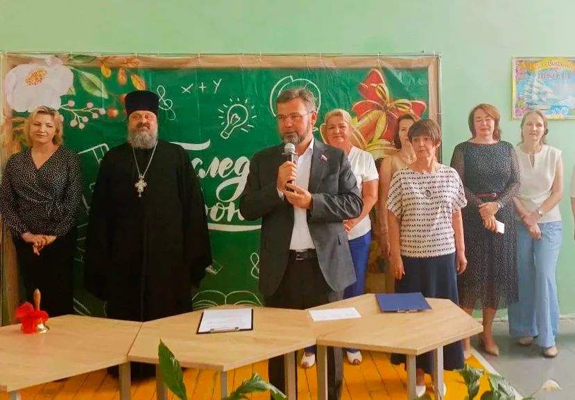 Депутаты городской Думы Нижнего Новгорода поздравили выпускников с окончанием школы Депутаты городской Думы Нижнего Новгорода поздравили выпускников с окончанием школы