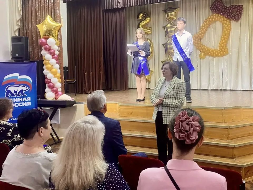 Депутаты городской Думы Нижнего Новгорода поздравили выпускников с окончанием школы Депутаты городской Думы Нижнего Новгорода поздравили выпускников с окончанием школы