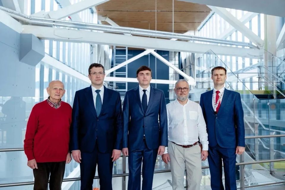 Министр просвещения Сергей Кравцов посетил «Школу 800» в Нижнем Новгороде и дал высокую оценку её работе Министр просвещения Сергей Кравцов посетил «Школу 800» в Нижнем Новгороде и дал высокую оценку её работе