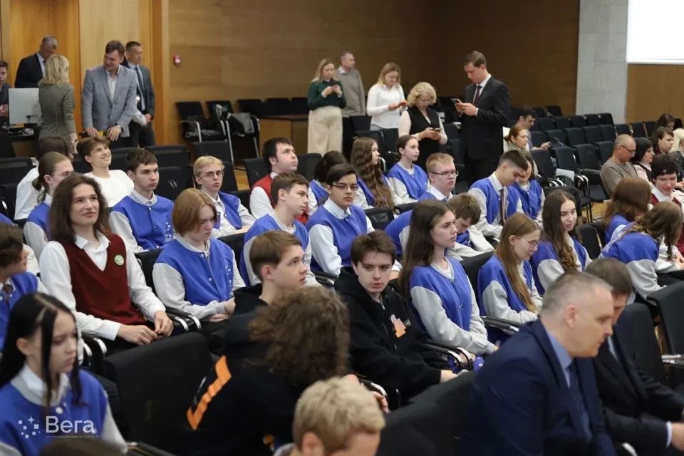 Губернатор Нижегородской области вручил именные стипендии победителям, призёрам и участникам заключительного этапа ВсОШ Губернатор Нижегородской области вручил именные стипендии победителям, призёрам и участникам заключительного этапа ВсОШ