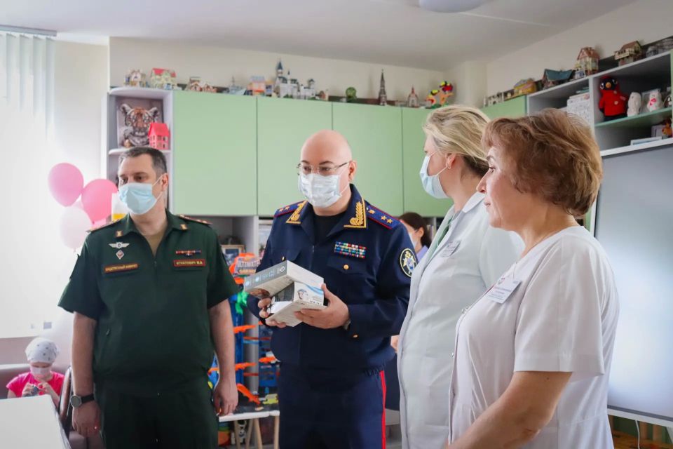 Руководитель регионального следственного управления поздравил пациентов детской клинической больницы с Днём защиты детей Руководитель регионального следственного управления поздравил пациентов детской клинической больницы с Днём защиты детей