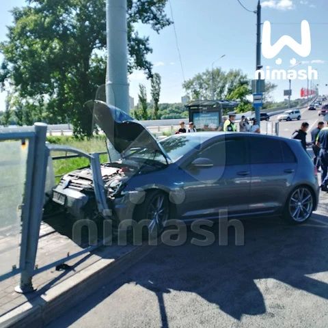 Машина протаранила забор возле автобусной остановки на Благовещенской Машина протаранила забор возле автобусной остановки на Благовещенской