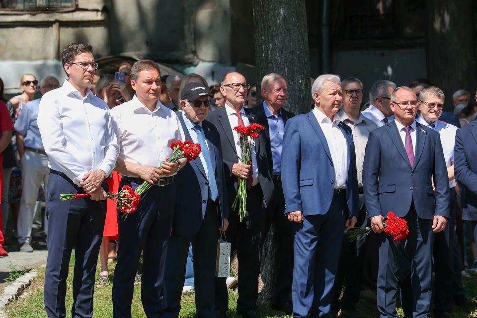 К 100-летию со дня рождения выдающегося ученого-радиофизика, Почетного гражданина Нижнего Новгорода, Героя Социалистического Труда и дважды лауреата Государственной премии СССР Андрея Гапонова-Грехова в сквере на пересечении... К 100-летию со дня рождения выдающегося ученого-радиофизика, Почетного гражданина Нижнего Новгорода, Героя Социалистического Труда и дважды лауреата Государственной премии СССР Андрея Гапонова-Грехова в сквере на пересечении...