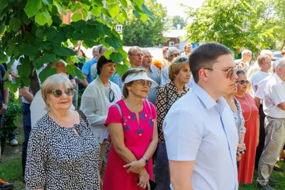 К 100-летию со дня рождения выдающегося ученого-радиофизика, Почетного гражданина Нижнего Новгорода, Героя Социалистического Труда и дважды лауреата Государственной премии СССР Андрея Гапонова-Грехова в сквере на пересечении... К 100-летию со дня рождения выдающегося ученого-радиофизика, Почетного гражданина Нижнего Новгорода, Героя Социалистического Труда и дважды лауреата Государственной премии СССР Андрея Гапонова-Грехова в сквере на пересечении...