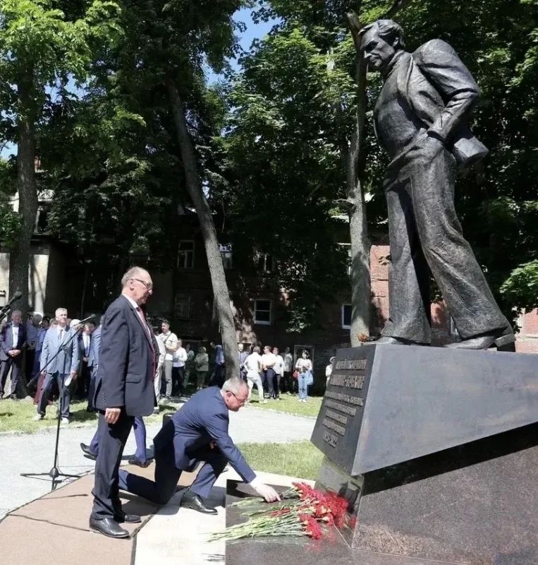 К 100-летию со дня рождения выдающегося ученого-радиофизика, Почетного гражданина Нижнего Новгорода, Героя Социалистического Труда и дважды лауреата Государственной премии СССР Андрея Гапонова-Грехова в сквере на пересечении... К 100-летию со дня рождения выдающегося ученого-радиофизика, Почетного гражданина Нижнего Новгорода, Героя Социалистического Труда и дважды лауреата Государственной премии СССР Андрея Гапонова-Грехова в сквере на пересечении...