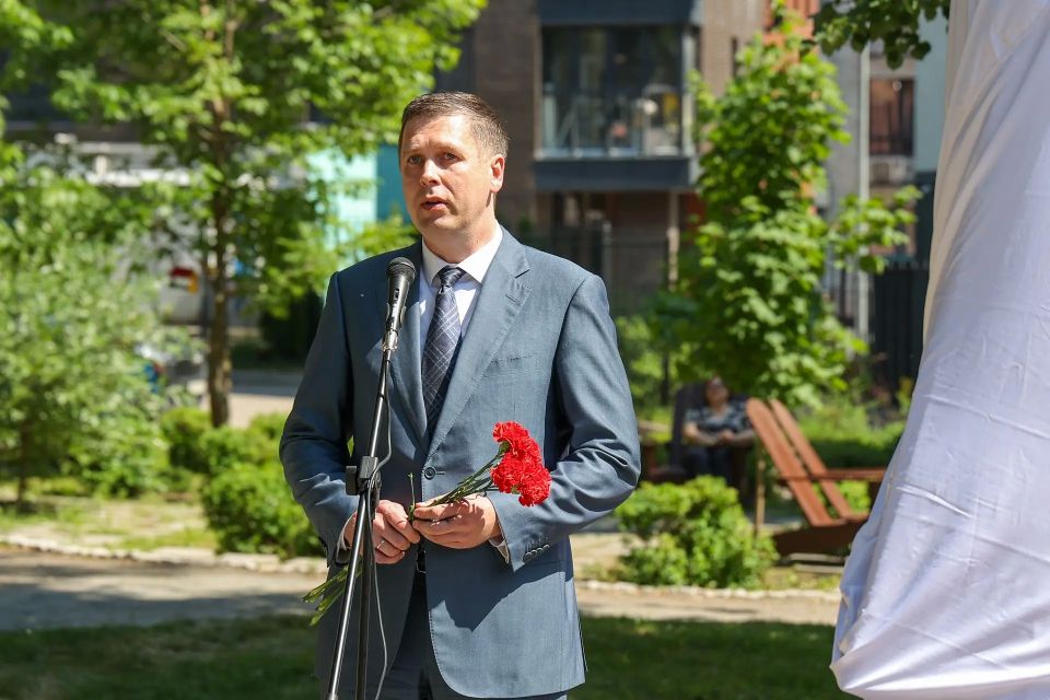 В Нижнем Новгороде открыли памятник академику Андрею Гапонову-Грехову к его 100-летию В Нижнем Новгороде открыли памятник академику Андрею Гапонову-Грехову к его 100-летию