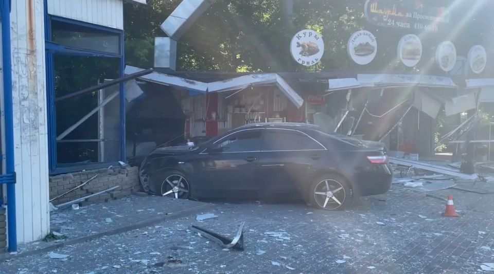Пьяный водитель разнес ларек с шаурмой на улице Березовской