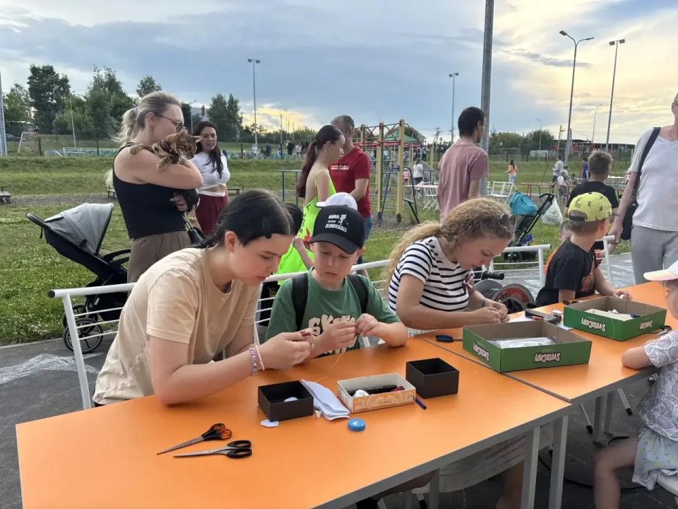 Россия – огромная страна, но начинается она с самого близкого для каждого человека - с семьи, со школы, с родного двора и друзей, с добрых дел, которые мы делаем каждый день Россия – огромная страна, но начинается она с самого близкого для каждого человека - с семьи, со школы, с родного двора и друзей, с добрых дел, которые мы делаем каждый день