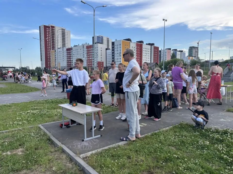 Россия – огромная страна, но начинается она с самого близкого для каждого человека - с семьи, со школы, с родного двора и друзей, с добрых дел, которые мы делаем каждый день Россия – огромная страна, но начинается она с самого близкого для каждого человека - с семьи, со школы, с родного двора и друзей, с добрых дел, которые мы делаем каждый день