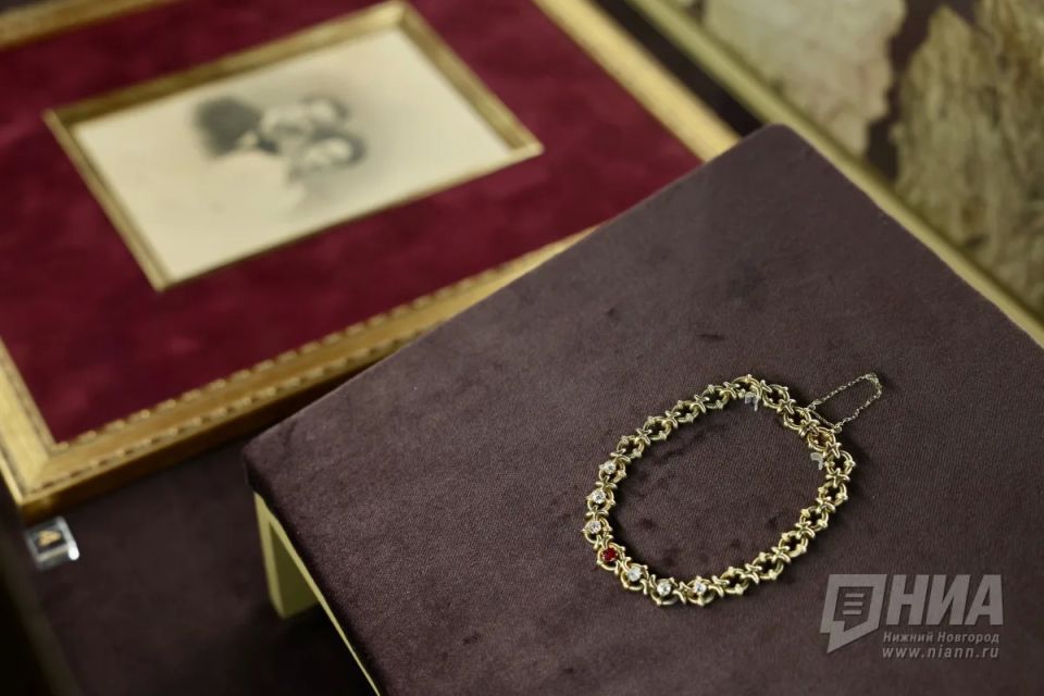 Обручальные кольца, золотые цепи, броши и перстни с крупными бриллиантами — всё это нашли во время реставрации бывшего особняка купцов Кузнецовых на Малой Покровской Обручальные кольца, золотые цепи, броши и перстни с крупными бриллиантами — всё это нашли во время реставрации бывшего особняка купцов Кузнецовых на Малой Покровской