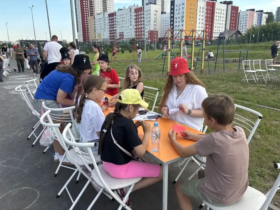 Россия – огромная страна, но начинается она с самого близкого для каждого человека - с семьи, со школы, с родного двора и друзей, с добрых дел, которые мы делаем каждый день Россия – огромная страна, но начинается она с самого близкого для каждого человека - с семьи, со школы, с родного двора и друзей, с добрых дел, которые мы делаем каждый день