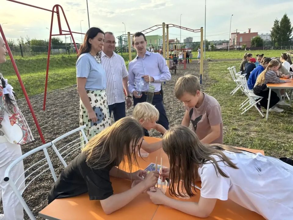 Россия – огромная страна, но начинается она с самого близкого для каждого человека - с семьи, со школы, с родного двора и друзей, с добрых дел, которые мы делаем каждый день Россия – огромная страна, но начинается она с самого близкого для каждого человека - с семьи, со школы, с родного двора и друзей, с добрых дел, которые мы делаем каждый день