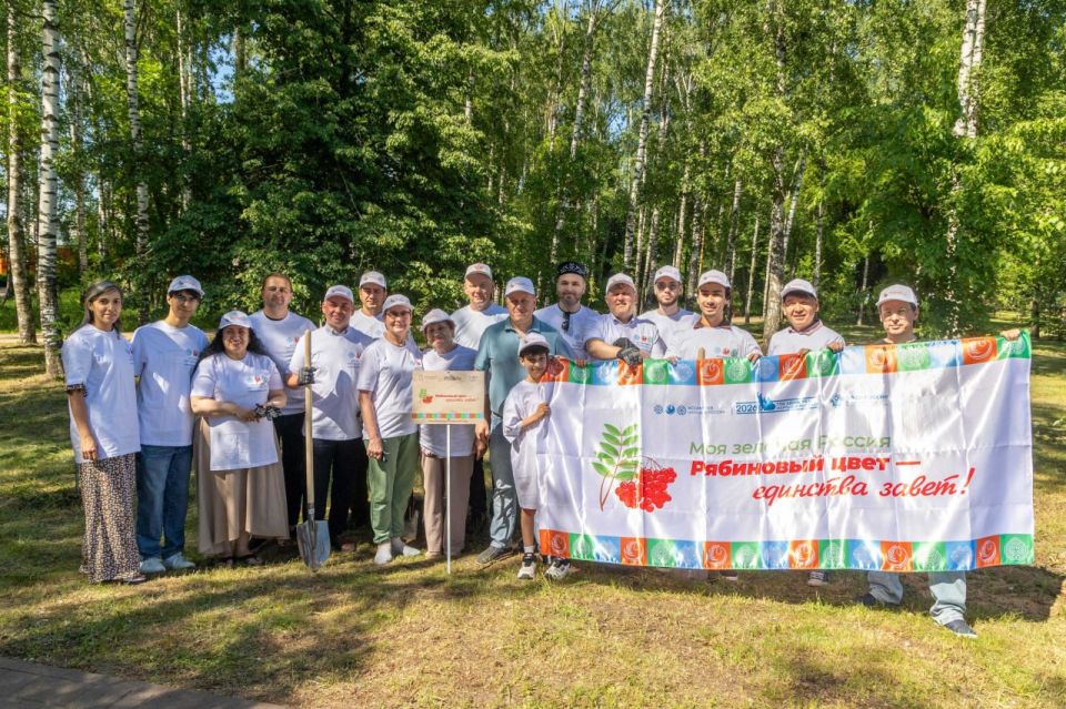 В Год единства народов России в Нижнем Новгороде высадили рябиновую аллею дружбы В Год единства народов России в Нижнем Новгороде высадили рябиновую аллею дружбы