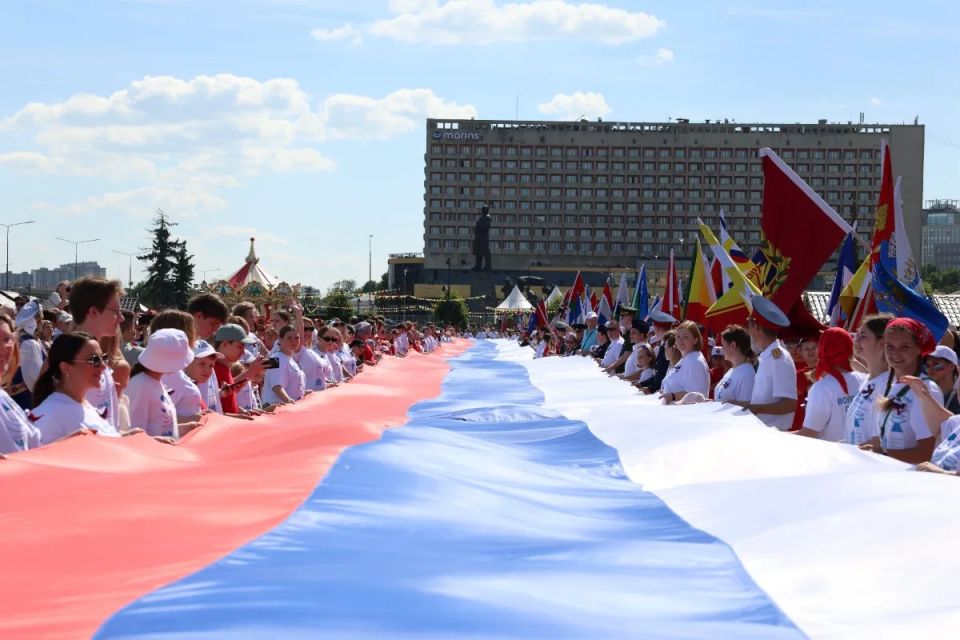 Более двух тысяч нижегородцев развернули 100-метровый триколор в День России Более двух тысяч нижегородцев развернули 100-метровый триколор в День России