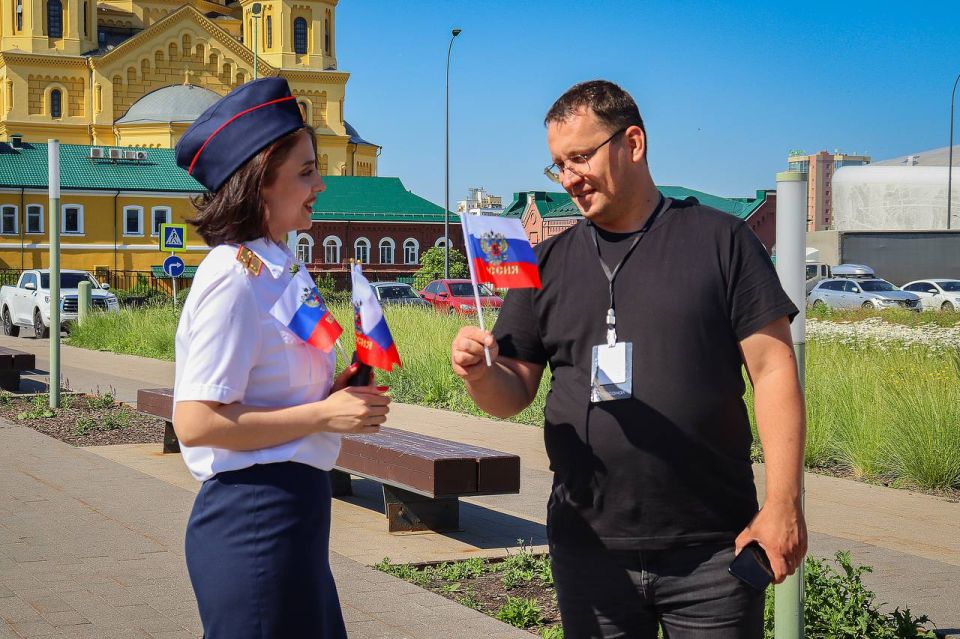 Сотрудники регионального следственного управления совместно с кадетами ведомства приняли участие в патриотической акции, приуроченной ко Дню России Сотрудники регионального следственного управления совместно с кадетами ведомства приняли участие в патриотической акции, приуроченной ко Дню России