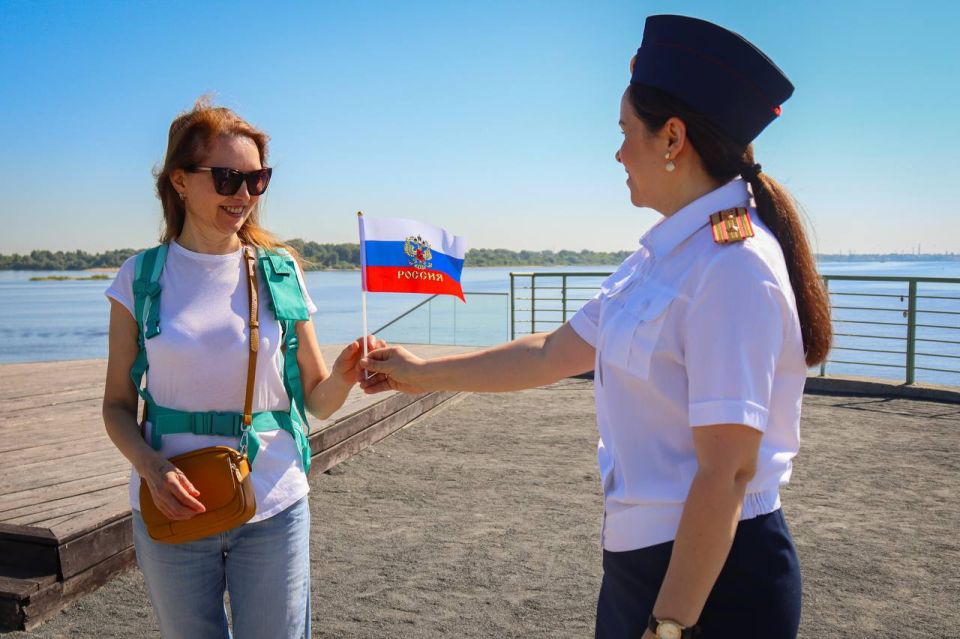 Сотрудники регионального следственного управления совместно с кадетами ведомства приняли участие в патриотической акции, приуроченной ко Дню России Сотрудники регионального следственного управления совместно с кадетами ведомства приняли участие в патриотической акции, приуроченной ко Дню России